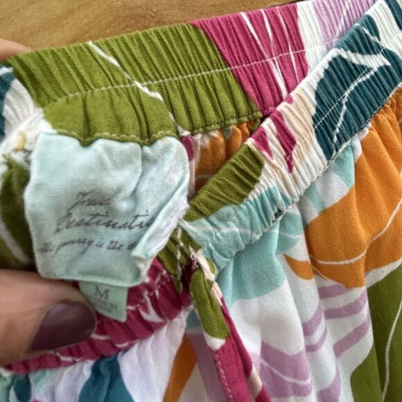 True Destinations Crop Wide Ruffle Leg Pants Size Medium Tropical Print Pull On - Picture 9 of 13